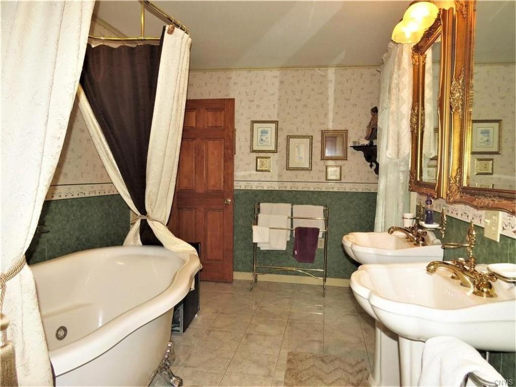 Raindrops On Roses Bed & Breakfast Herkimer ภายนอก รูปภาพ