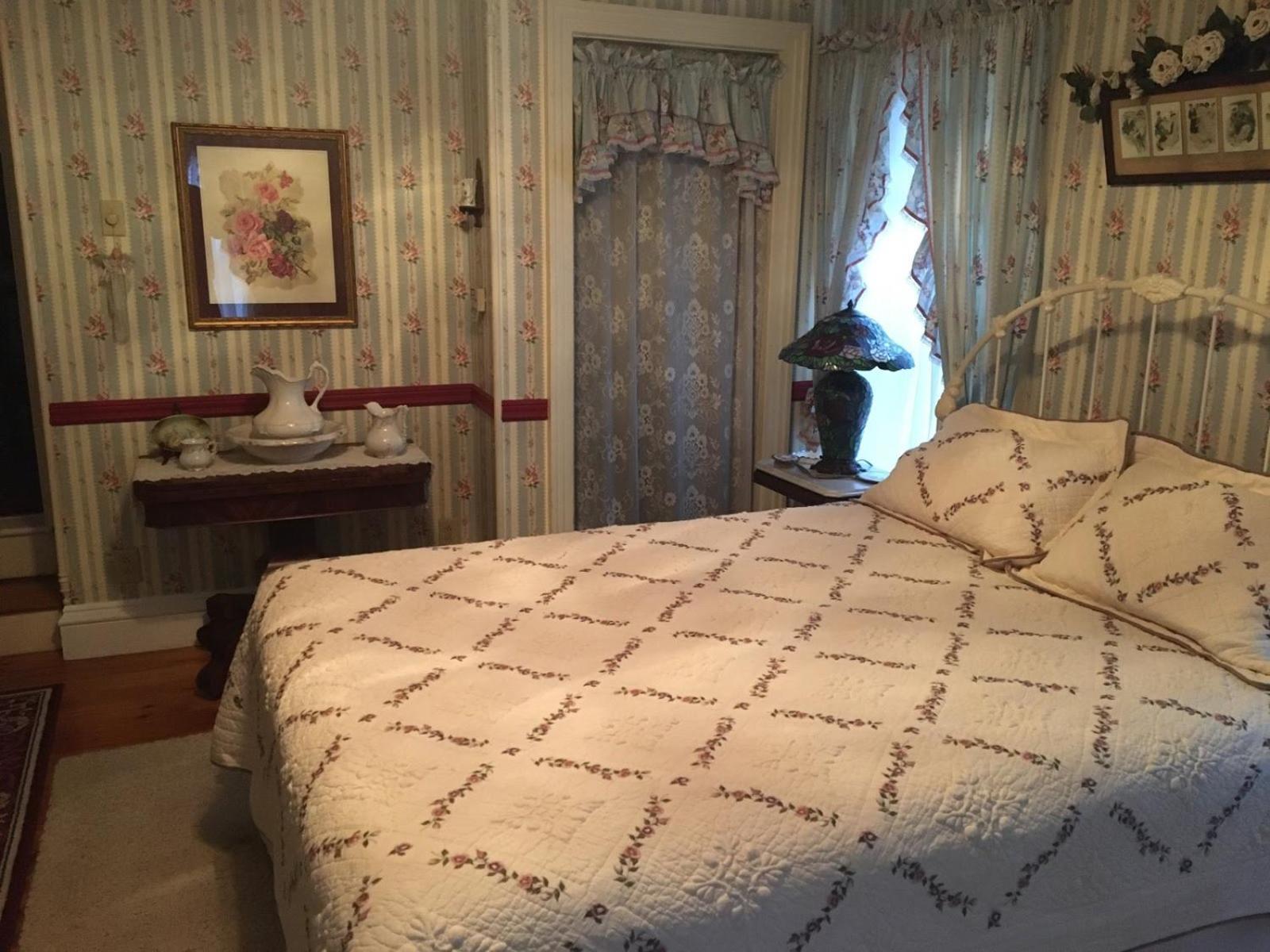 Raindrops On Roses Bed & Breakfast Herkimer ภายนอก รูปภาพ
